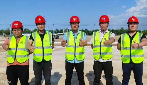 左起：張同雷 李炎 張?jiān)婆?王增朋 姜明輝 路遇事不關(guān)己的車禍，是選擇視而不見，還是挺···