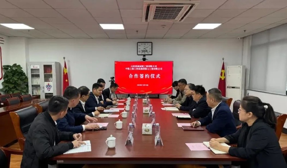 11月15日，環(huán)城城建與中鐵上海局七公司簽署工程合作協(xié)議。公司黨支部書記、董事長楊殿···